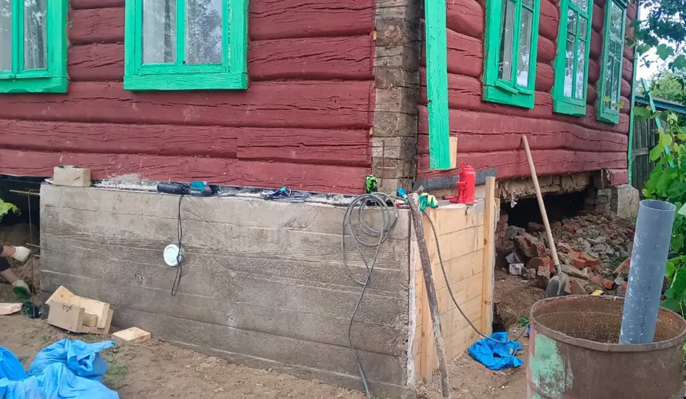 Замена венцов деревянного дома брусом на домкратах